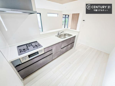 �L�b�`�� ��l�C�̑Ζʎ��V�X�e���L�b�`�����̗p���Ă��܂��I���Ƒ��̃R�~���j�P�[�V���������R�Ƒ�����݌v�ł��B
���q�l�ɂ��ڂ��͂��̂Ŋ������ł��ˁB�L�X�g���ĉ��K�ɍ�Ƃ��i�݂܂��B