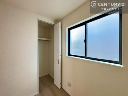 �q������ ���[�X�y�[�X���������Ă���A�ߗނ₨������A�w�p�i�Ȃǂ��������萮���ł��܂��B���������L���g���邽�߁A���K�Ő������Z��Ԃ��������܂��B