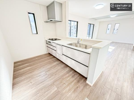 �L�b�`�� ��l�C�̑Ζʎ��V�X�e���L�b�`�����̗p���Ă��܂��I���Ƒ��̃R�~���j�P�[�V���������R�Ƒ�����݌v�ł��B
���q�l�ɂ��ڂ��͂��̂Ŋ������ł��ˁI�L�X�g���ĉ��K�ɍ�Ƃ��i�݂܂��B