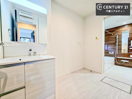 ���ʑ�E���ʏ� �O�ʋ��d�l�̐��ʏ��́A�g�����Ȃ݂����₷������I���͎��[�ɂȂ��Ă��܂��B�h���C���[�₨���ϓ����Еt������̂Ő��ʑ������X�b�L���ƌ����邱�Ƃ��o���܂��I