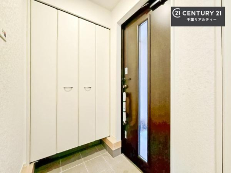 ���� �V���[�Y�{�b�N�X�t���Ȃ̂ŁA���ւ��Еt�����|�������₷���ł��I
�X�b�L���������ւŌ˂��J�����u�ԁA�������̂���S�n������Ԃ��o�}���Ă���܂��B