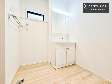 ���ʑ�E���ʏ� �O�ʋ��d�l�̐��ʏ��́A�g�����Ȃ݂����₷������I���͎��[�ɂȂ��Ă��܂��B�h���C���[�₨���ϓ����Еt������̂Ő��ʑ������X�b�L���ƌ����邱�Ƃ��o���܂��I