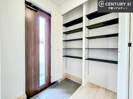 ���� �V���[�Y�{�b�N�X�t���Ȃ̂ŁA���ւ��Еt�����|�������₷���ł��I
�X�b�L���������ւŌ˂��J�����u�ԁA�������̂���S�n������Ԃ��o�}���Ă���܂��B