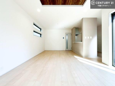 ���r���O ��؂ȉƑ����W�܂邩�炱��LDK�ɂ͂�����肽���B
�q�����������C�ɏ΂��Ȃ��瑖�����Ă���p�����������u�L���Ƃɂ��ėǂ������v�Ǝv���u�Ԃł��B