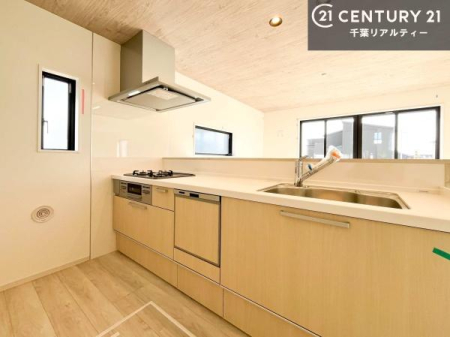 �L�b�`�� ��l�C�̑Ζʎ��V�X�e���L�b�`�����̗p���Ă��܂��I���Ƒ��̃R�~���j�P�[�V���������R�Ƒ�����݌v�ł��B
���q�l�ɂ��ڂ��͂��̂Ŋ������ł��ˁB�L�X�g���ĉ��K�ɍ�Ƃ��i�݂܂��B