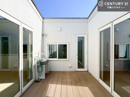 �� �ǂ̂��钆��I�O�Ǎނň͂܂ꂽ�A�����O�ɂ���v���C�x�[�g�Ȓ���Ńz�[���p�[�e�B�[��BBQ���y���߂܂��I
����ɂ킭�킭��^���Ă���閣�͓I�ȏZ���I