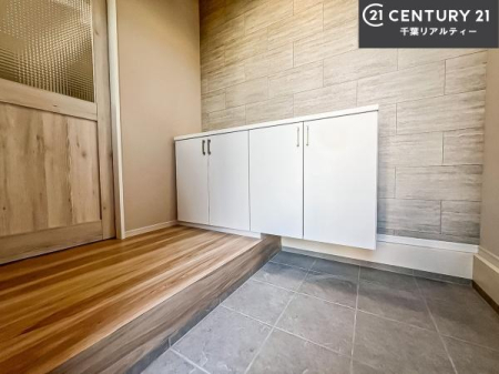 ���� �V���[�Y�{�b�N�X�t���Ȃ̂ŁA���ւ��Еt�����|�������₷���ł��I
�X�b�L���������ւŌ˂��J�����u�ԁA�������̂���S�n������Ԃ��o�}���Ă���܂��B
