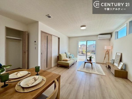 ���r���O ��؂ȉƑ����W�܂邩�炱��LDK�ɂ͂�����肽���B
�q�����������C�ɏ΂��Ȃ��瑖�����Ă���p�����������u�L���Ƃɂ��ėǂ������v�Ǝv���u�Ԃł��B