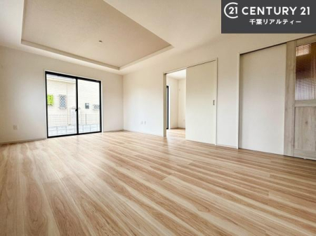 ���r���O �傫�ȑ����炽���Ղ�̗z���������閾�邢���r���O�B�J�����̂��郊�r���O�ŉƑ��c���̂��났�̎��Ԃ��߂����܂��B