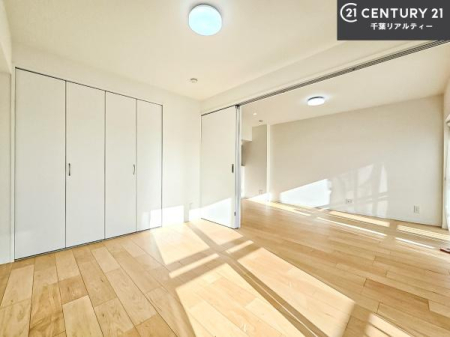 �m�� ���r���O�ɗאڂ����m���͉Ƒ��̃��C�t�X�^�C���ɍ��킹�ď_��Ɏg����֗��ȋ�ԁB�����J����΃��r���O�ƈ�̊��̂���L�X�Ƃ�����ԂɁA�߂�Η��q�p�̌��⃏�[�N�X�y�[�X�A�L�b�Y���[���Ƃ��Ă����􂵂܂��B