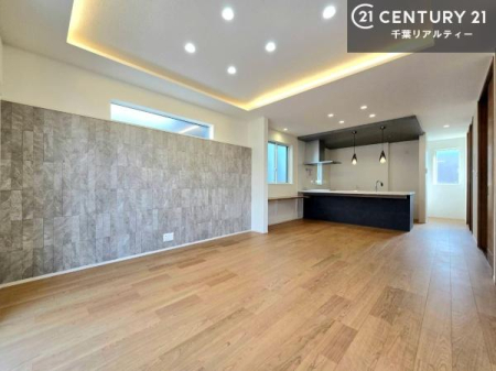 ���r���O �A�N�Z���g�E�H�[���E�܏�V��͌��I�ŃX�^�C���b�V���ȋ�Ԃ����o�B�L�b�`������̎������ʂ�₷���A�Ƒ��◈�q�����R�~���j�P�[�V�������Ƃ�₷�����ʂȃ��r���O�I