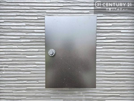 ���̑� �����̊O�ǂɐ݂���ꂽ�|�X�g�́A�������X���[�Y�Ŏg������ǍD�B�@�\���ƃf�U�C���������˔����Ă��܂��B