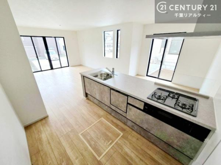 �L�b�`�� ��l�C�̑Ζʎ��V�X�e���L�b�`�����̗p���Ă��܂��I���Ƒ��̃R�~���j�P�[�V���������R�Ƒ�����݌v�ł��B
���q�l�ɂ��ڂ��͂��̂Ŋ������ł��ˁI�L�X�g���ĉ��K�ō�Ƃ��i�݂܂��B