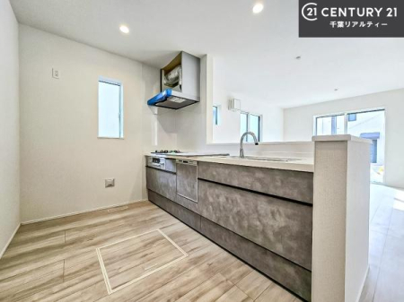 �L�b�`�� ��l�C�̑Ζʎ��V�X�e���L�b�`�����̗p���Ă��܂��I���Ƒ��̃R�~���j�P�[�V���������R�Ƒ�����݌v�ł��B
���q�l�ɂ��ڂ��͂��̂Ŋ������ł��ˁB�L�X�g���ĉ��K�ɍ�Ƃ��i�݂܂��B