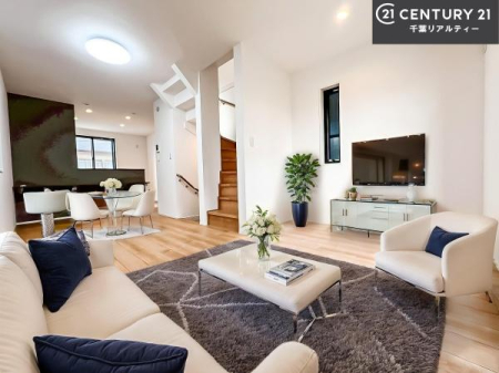 ���r���O �Ƌ��CG�p�[�X�ł��B��؂ȉƑ����W�܂邩�炱��LDK�ɂ͂�����肽���B
�q�����������C�ɏ΂��Ȃ��瑖�����Ă���p�����������u�L���Ƃɂ��ėǂ������v�Ǝv���u�Ԃł��B