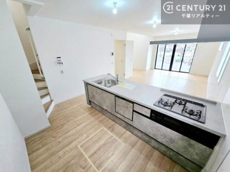 �L�b�`�� ��l�C�̑Ζʎ��V�X�e���L�b�`�����̗p���Ă��܂��I���Ƒ��̃R�~���j�P�[�V���������R�Ƒ�����݌v�ł��B
���q�l�ɂ��ڂ��͂��̂Ŋ������ł��ˁI�L�X�g���ĉ��K�ō�Ƃ��i�݂܂��B