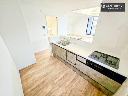 �L�b�`�� ��l�C�̑Ζʎ��V�X�e���L�b�`�����̗p���Ă��܂��I���Ƒ��̃R�~���j�P�[�V���������R�Ƒ�����݌v�ł��B
���q�l�ɂ��ڂ��͂��̂Ŋ������ł��ˁI�L�X�g���ĉ��K�ɍ�Ƃ��i�݂܂��B