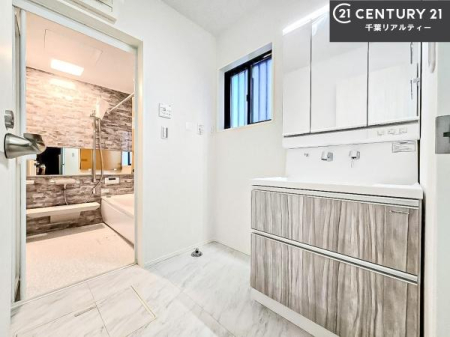 ���ʑ�E���ʏ� �O�ʋ��d�l�̐��ʏ��́A�g�����Ȃ݂����₷������I���͎��[�ɂȂ��Ă��܂��B�h���C���[�₨���ϓ����Еt������̂Ő��ʑ������X�b�L���ƌ����邱�Ƃ��o���܂��I