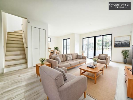 ���r���O �Ƌ��CG�p�[�X�ł��B�J�����̂���L�XLDK�I�\�t�@�[��_�C�j���O�e�[�u����u���Ă������ɂȂ�Ȃ��̂ŉ��K�ɉ߂����܂��I