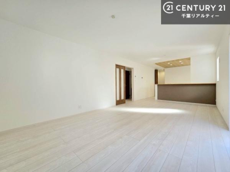 ���r���O LDK�́A�L�b�`�����烊�r���O�܂Ŏ������ʂ�A�Ƒ��Ƃ̉�b���e�ރR�~���j�P�[�V������ԁB�݂�Ȃňꏏ�ɉ߂������Ԃ����R�ɑ����܂��B