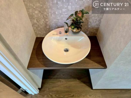 ���̑����� 1�K���ւ�����Ă����Ƀ~�j���ʑ�������B�A��シ���̎�􂢂��ł��A�q���ʂɂ��z�����ꂽ���S�̐݌v�ł��B