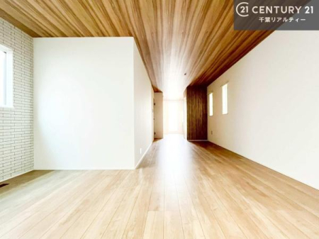 ���r���O �傫�ȑ�����͗z�������Ղ���荞�݁A���邳�Ɖ�����������鋏�S�n�̗ǂ���ԂŁA�����Ɖ߂��������Ȃ�悤�ȃ��r���O�Ɏd�オ���Ă��܂��I