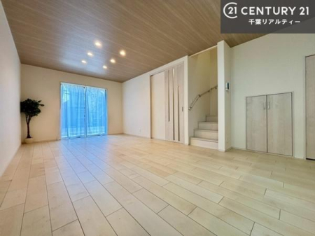 ���r���O ���r���O�K�i���̗p���邱�ƂŁA�Ƒ������R�Ɗ�����킹�铮���݌v�B
�O�o��A��̍ۂɕK�����r���O��ʂ邽�߁A�R�~���j�P�[�V���������܂�₷���A�Ƒ��̋C�z�������Ȃ����点�܂��B