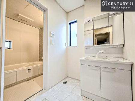 ���ʑ�E���ʏ� �O�ʋ��d�l�̐��ʏ��́A�g�����Ȃ݂����₷������I���͎��[�ɂȂ��Ă��܂��B�h���C���[�₨���ϓ����Еt������̂Ő��ʑ������X�b�L���ƌ����邱�Ƃ��o���܂��I