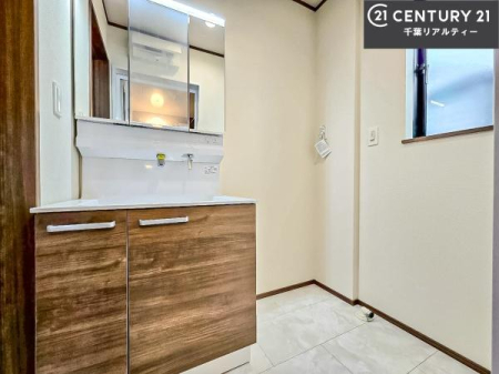 ���ʑ�E���ʏ� �O�ʋ��d�l�̐��ʏ��́A�g�����Ȃ݂����₷������I���͎��[�ɂȂ��Ă��܂��B�h���C���[�₨���ϓ����Еt������̂Ő��ʑ������X�b�L���ƌ����邱�Ƃ��o���܂��I