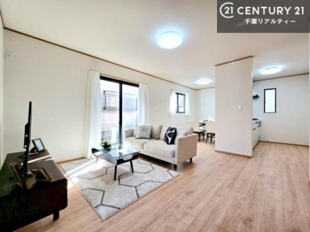 ���r���O �����ɂ������������邽�߁A���n�Ŏ��ۂ̍L�����������A���͋C��̊��ł��܂��B
���s���ɍ��킹�ăX�s�[�f�B�[�ɂ��ē��ł���̂ŁA���C�y�ɂ��₢���킹���������B