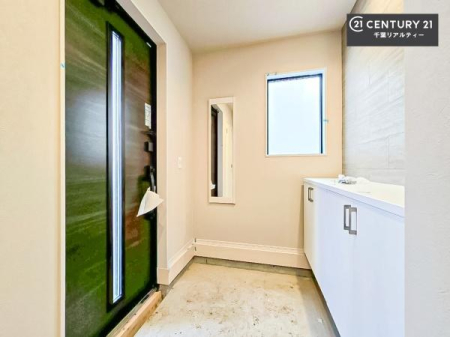 ���� �V���[�Y�{�b�N�X�t���Ȃ̂ŁA���ւ��Еt�����|�������₷���ł��I
�X�b�L���������ւŌ˂��J�����u�ԁA�������̂���S�n������Ԃ��o�}���Ă���܂��B