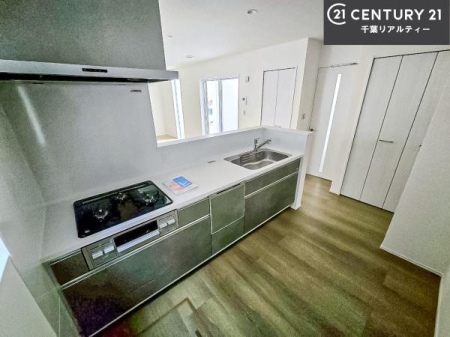 �L�b�`�� ��l�C�̑Ζʎ��V�X�e���L�b�`�����̗p���Ă��܂��I���Ƒ��̃R�~���j�P�[�V���������R�Ƒ�����݌v�ł��B
���q�l�ɂ��ڂ��͂��̂Ŋ������ł��ˁB�L�X�g���ĉ��K�ɍ�Ƃ��i�݂܂��B