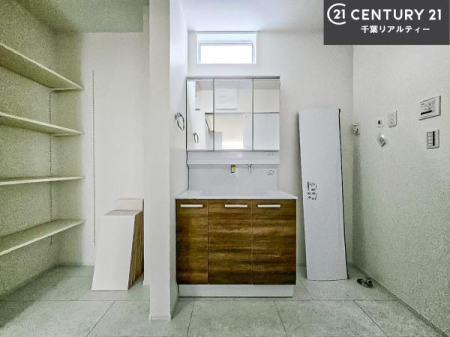 ���ʑ�E���ʏ� �O�ʋ��d�l�̐��ʏ��́A�g�����Ȃ݂����₷������I���͎��[�ɂȂ��Ă��܂��B�h���C���[�₨���ϓ����Еt������̂Ő��ʑ������X�b�L���ƌ����邱�Ƃ��o���܂��I