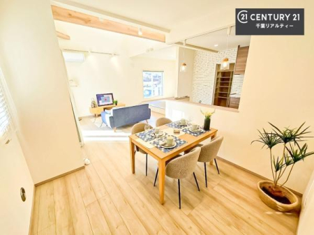 ���r���O �傫�ȑ����炽���Ղ�̗z���������閾�邢�_�C�j���O�B�J�����̂����ԂŉƑ��c���̂��났�̎��Ԃ��߂����܂��I