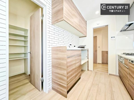 �L�b�`�� ��Ƃ肠�钲���X�y�[�X�ō�Ƃ����₷�����K�ȃL�b�`���ł��I
���q�l�ƈꏏ�ɂ��َq������y���߂�L�X�X�y�[�X�ł��B�y�����������ԂɂȂ肻���ł��ˁI