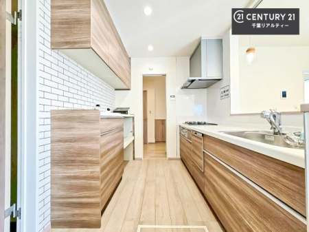 �L�b�`�� �J�b�v�{�[�h�t���̃L�b�`���ł��B
�L�b�`���͉����ƃK�`���K�`���������ł��B�d�q�����W�␆�ъ���u���܂����A��������̐H��͒I�Ɏ��[���\�ł��B