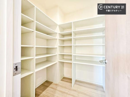 ���[ �p���g���[�t���I���Ă�������A�H�ނ̃X�g�b�N���X�b�L�����ڂ��邱�Ƃ��ł��܂��I
���񌻒n�ł��m���߂��������B