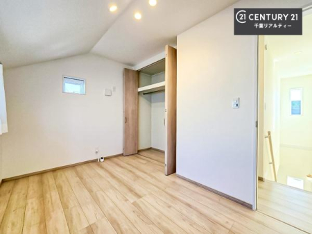 �q������ ���[�X�y�[�X���������Ă���A�ߗނ₨������A�w�p�i�Ȃǂ��������萮���ł��܂��B���������L���g���邽�߁A���K�Ő������Z��Ԃ��������܂��B