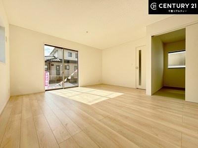 ���r���O �傫�ȑ����炽���Ղ�̗z���������閾�邢���r���O�B�J�����̂��郊�r���O�œ��X�̔��������܂��B