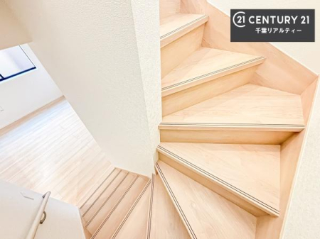 ���̑����� �K�i�́A���邭��������������ƌ�����̂œ����͊K�i�̏�艺�肪���S�I