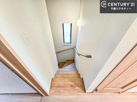 ���̑����� �K�i�ɂ͎萠�肪�t���Ă���A���q�l�₲�N�z�̕������S���Ă����p�����܂��B��������̑����t���Ă���A���������S�ł��ˁI