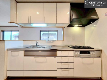 �L�b�`�� ��l�C�̑Ζʎ��V�X�e���L�b�`�����̗p���Ă��܂��I���Ƒ��̃R�~���j�P�[�V���������R�Ƒ�����݌v�ł��B
���q�l�ɂ��ڂ��͂��̂Ŋ������ł��ˁB�L�X�g���ĉ��K�ɍ�Ƃ��i�݂܂��B