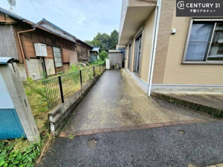 ���ԏ� ���ԃX�y�[�X��2�䕪����܂��I�Z�J���h�J�[�͂������A�o�C�N�⎩�]�ԂȂǂ��u���ꏊ�ɍ���܂���B
