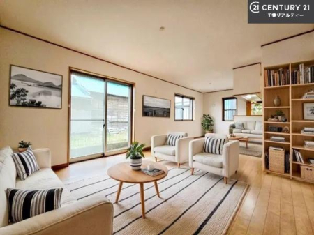 ���r���O �Ƌ��CG�p�[�X�ł��B�J�����̂���L�XLDK�I�\�t�@�[��_�C�j���O�e�[�u����u���Ă������ɂȂ�Ȃ��̂ŉ��K�ɉ߂����܂��I
�R�~���j�P�[�V���������₷�����r���O�ł��I