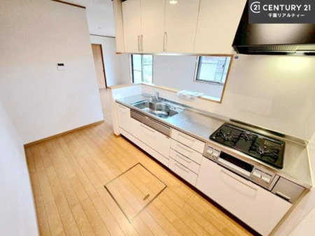 �L�b�`�� ��l�C�̑Ζʎ��V�X�e���L�b�`�����̗p���Ă��܂��I���Ƒ��̃R�~���j�P�[�V���������R�Ƒ�����݌v�ł��B
���q�l�ɂ��ڂ��͂��̂Ŋ������ł��ˁB�L�X�g���ĉ��K�ɍ�Ƃ��i�݂܂��B