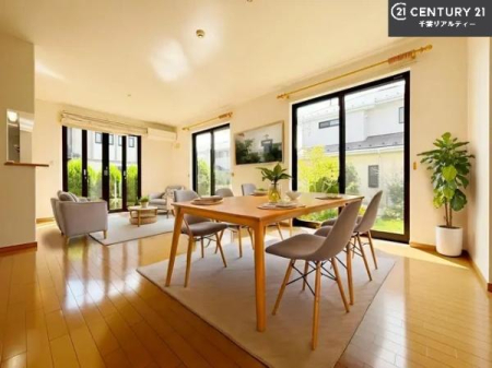 ���r���O �Ƌ��CG�p�[�X�ł��B�J�����̂���L�XLDK�I�\�t�@�[��_�C�j���O�e�[�u����u���Ă������ɂȂ�Ȃ��̂ŉ��K�ɉ߂����܂��I�R�~���j�P�[�V���������₷�����r���O�ł��I