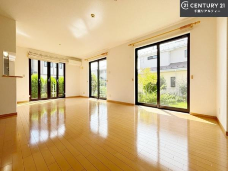 ���r���O �D�����z���܂肪���r���O����ł���ċ��S�n�̗ǂ���Ԃ����o���Ă���܂��I
���R�ƉƑ����W����b��������S�n�悢��ԁI