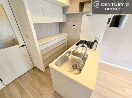 �L�b�`�� �J�b�v�{�[�h�t���̃L�b�`���ł��I
�L�b�`���͉����ƃK�`���K�`���������ł��B�d�q�����W�␆�ъ���u���܂����A��������̐H��͒I�Ɏ��[���\�ł��I