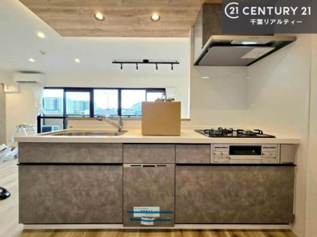 �L�b�`�� ��l�C�̑Ζʎ��V�X�e���L�b�`�����̗p���Ă��܂��I���Ƒ��̃R�~���j�P�[�V���������R�Ƒ�����݌v�ł��B
���q�l�ɂ��ڂ��͂��̂Ŋ������ł��ˁI�L�X�g���ĉ��K�B�L�b�`������̌i�F���Y��ō�Ƃ��i�݂܂��B