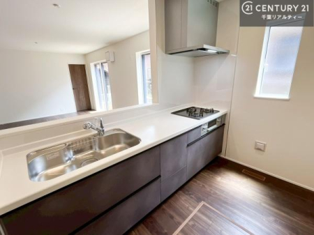 ���d�l�ʐ^(�L�b�`���j ��l�C�̑Ζʎ��V�X�e���L�b�`�����̗p���Ă��܂��I���Ƒ��̃R�~���j�P�[�V���������R�Ƒ�����݌v�ł��B
���q�l�ɂ��ڂ��͂��̂Ŋ������ł��ˁB�L�X�g���ĉ��K�ɍ�Ƃ��i�݂܂��B